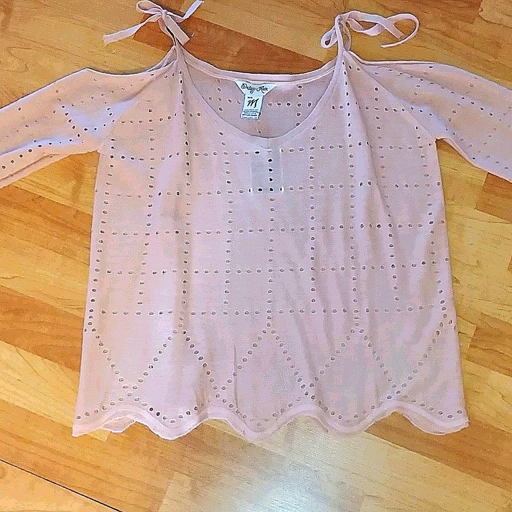 Unique light weight shoulder cutout sweater. - Picture 3 of 4